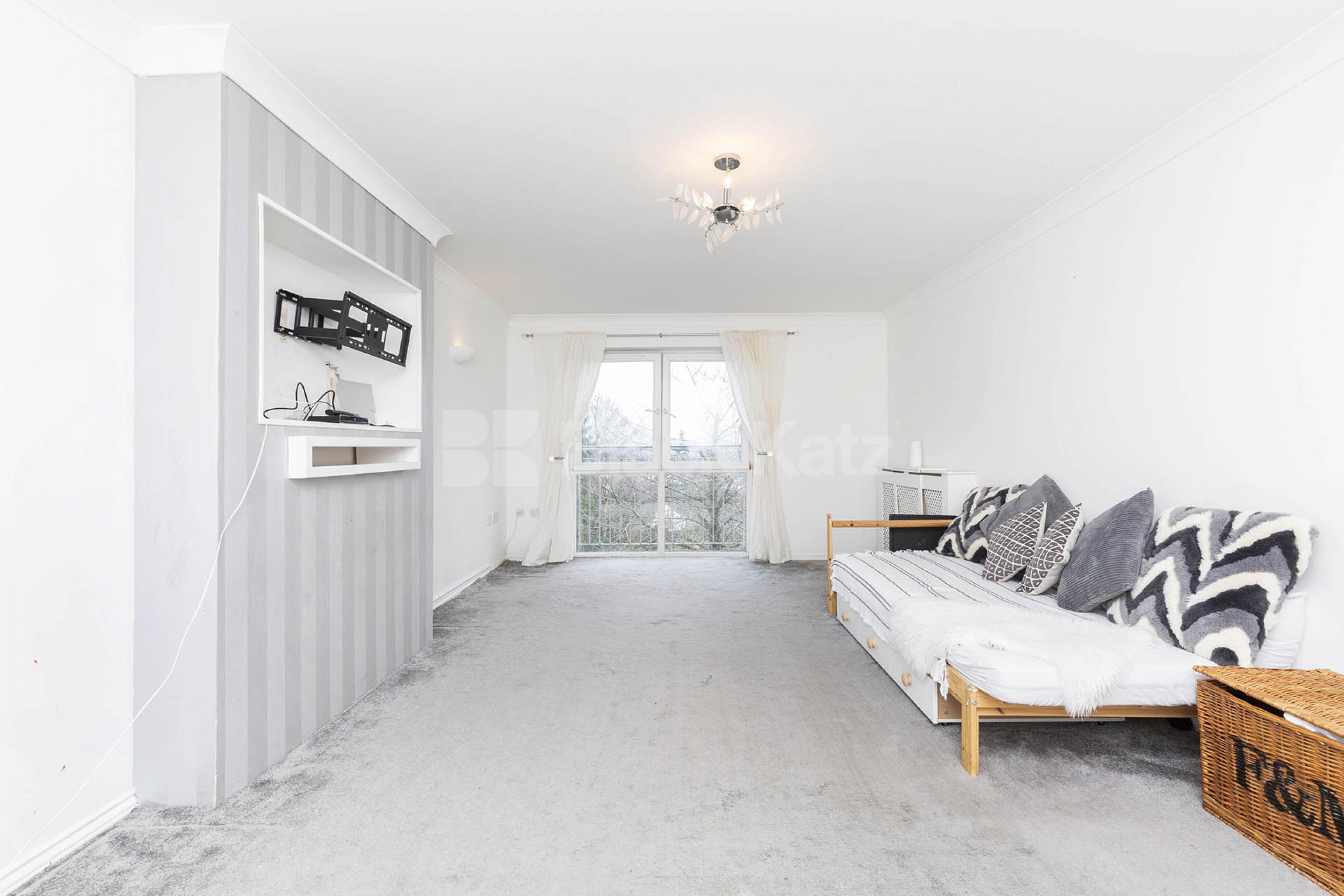 Spacious 2 double bedroom tucked away on a close with Parking  Montague Close, High Barnet  EN5